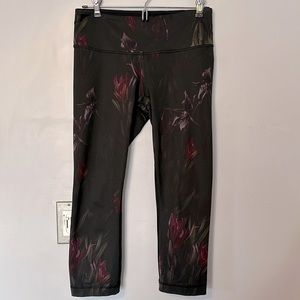 Lululemon EUC sz 6 crop leggings beautiful floral design on black